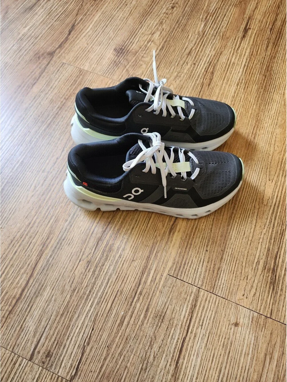 Size 8,5 On Cloud Running Shoes Black and White with Light Green Accents Size 9